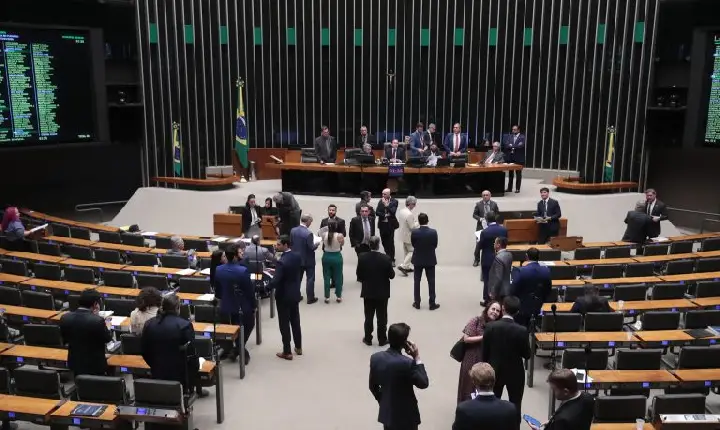 Câmara aprova mais recursos para órgãos de trânsito; acompanhe