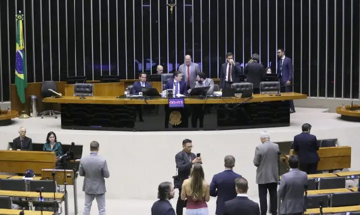 Câmara deve votar projetos sobre falsificação de bebidas e enfrentamento ao câncer de mama