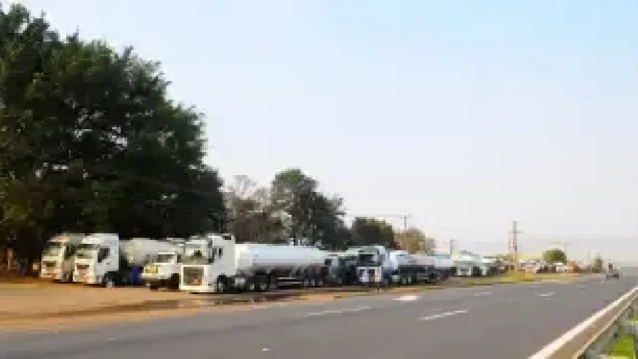 Caminhoneiros iniciam paralisação para pressionar Senado sobre votação da MP do Frete