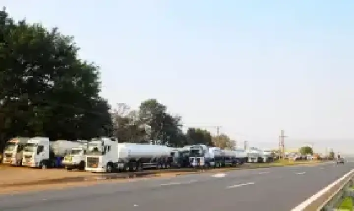 Caminhoneiros iniciam paralisação para pressionar Senado sobre votação da MP do Frete