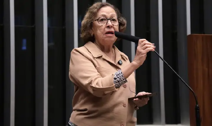 CCJ aprova projeto que obriga uso de hora-aula no cálculo da jornada de professores