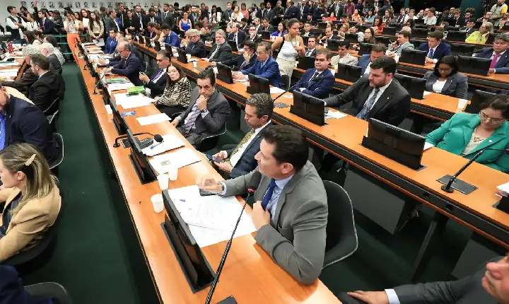 CCJ da Câmara retoma análise do fim da escala 6x1 nesta quarta