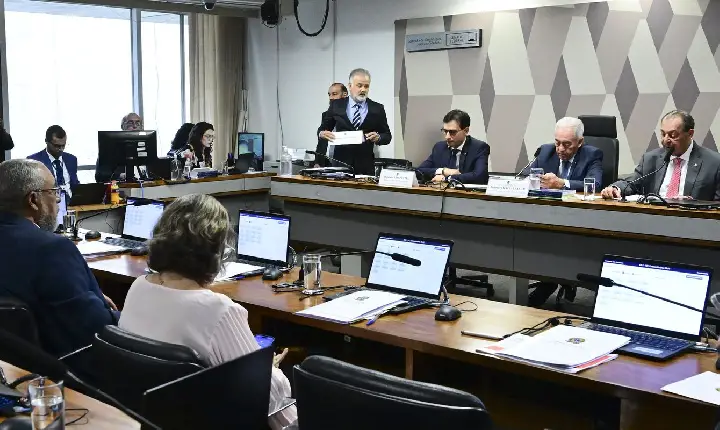 CCJ do Senado aprova PEC que acaba com jornada 6x1