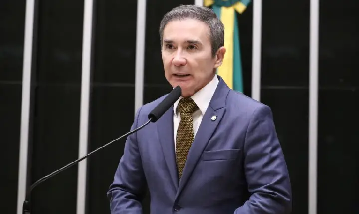 Comissão aprova fomento a curso gratuitos de Libras em universidade para família de pessoa com deficiência auditiva
