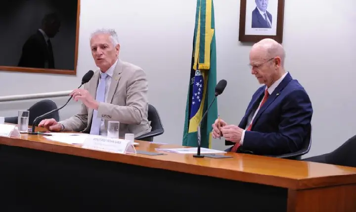 Debatedores criticam 