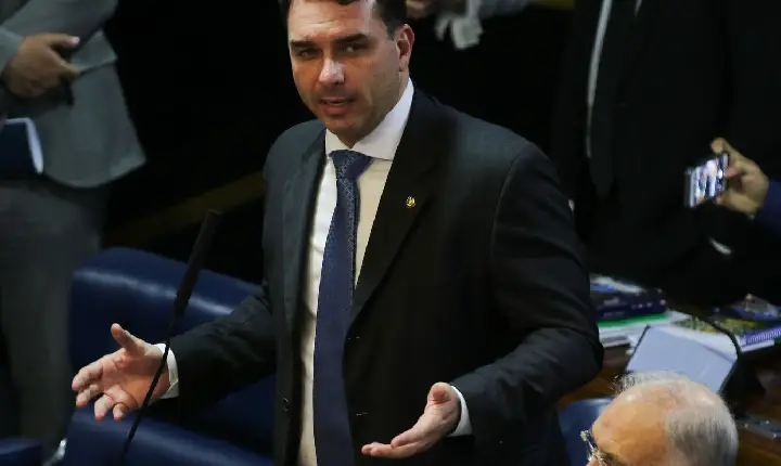 Defesa de Flávio Bolsonaro tentou levar caso Dark Horse a Mendonça