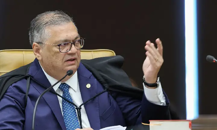Dino manda PF investigar relação de Vorcaro com cemitérios em SP