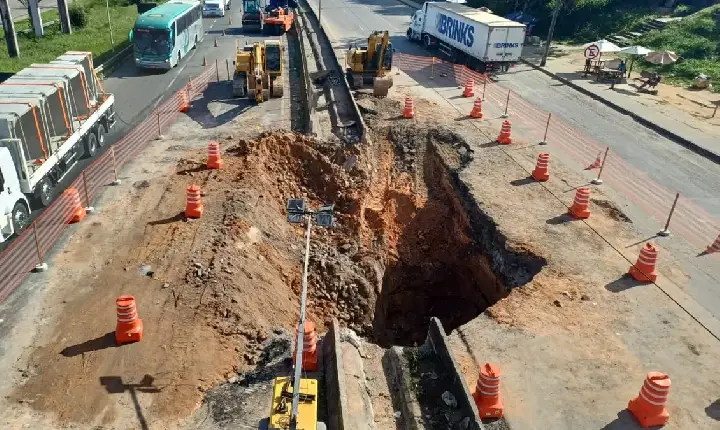 DNIT decreta situação de emergência na BR-324 após cratera comprometer trânsito na Bahia