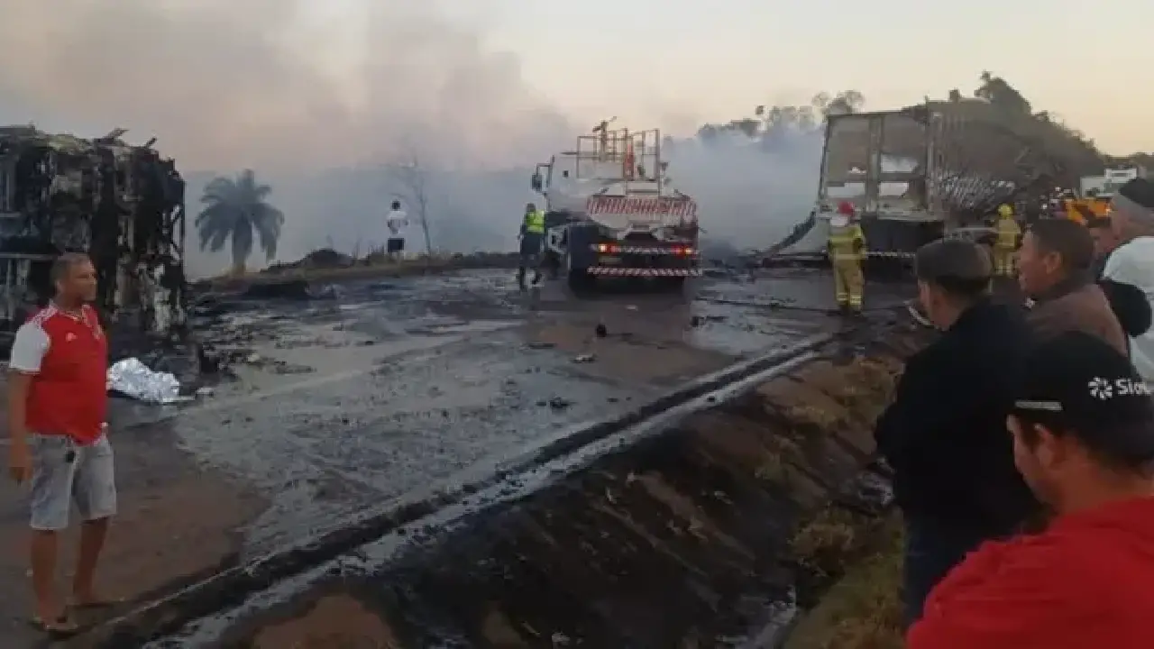 Duas pessoas morrem e 23 ficam feridas em acidente entre ônibus e caminhão na BR-040 em Minas Gerais
