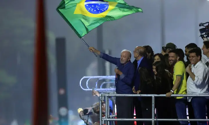 Em festa da vitória, Lula pede que público cante Hino da Independência