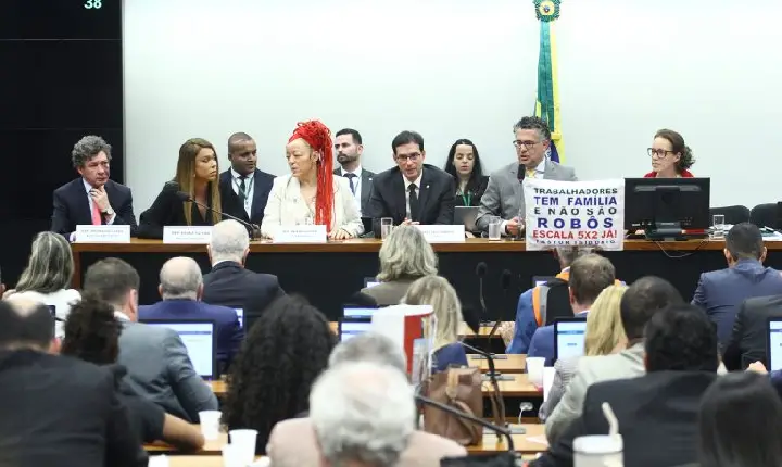 Fim da escala 6x1: relator propõe jornada de 40h semanais com transição de 14 meses; votação será nesta quarta