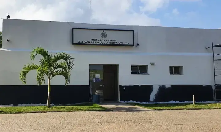Homem morre após ser atingido por navalha durante discussão com o filho em barbearia na Bahia