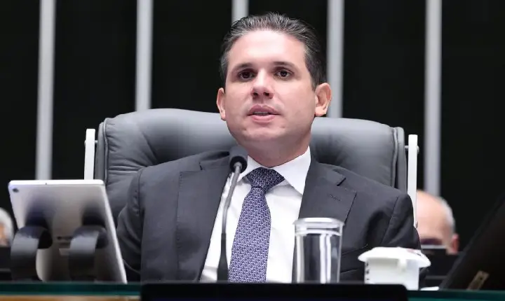 Hugo Motta comemora aprovação de projeto de combate à violência contra mulheres