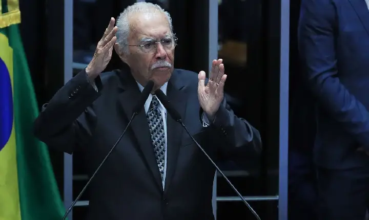 José Sarney é internado em UTI após procedimento abdominal