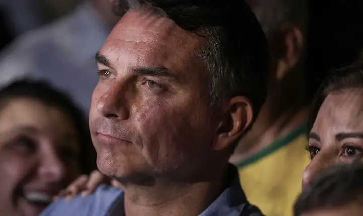 Mendonça multa Flávio por impulsionar post negativo contra Lula