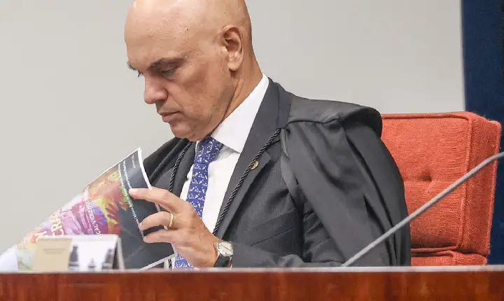 Moraes dá 24 horas para Bolsonaro explicar arma apreendida em blitz