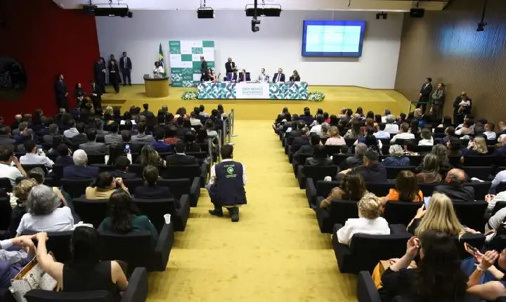 Motta defende modernização do Estado na posse de novos servidores da Câmara