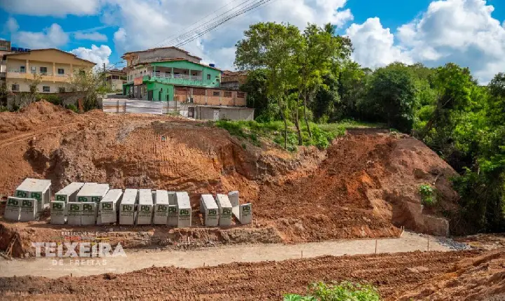Obra de drenagem na Rua Ipiranga entra em nova fase com instalação de aduelas em Teixeira de Freitas