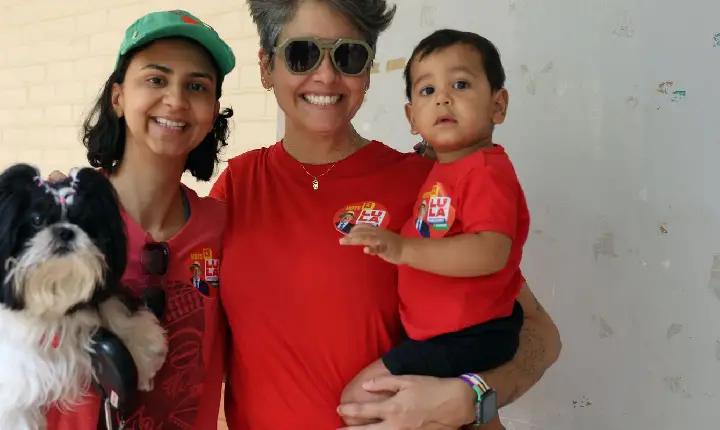 Pais levam filhos a seções eleitorais para ensinar democracia