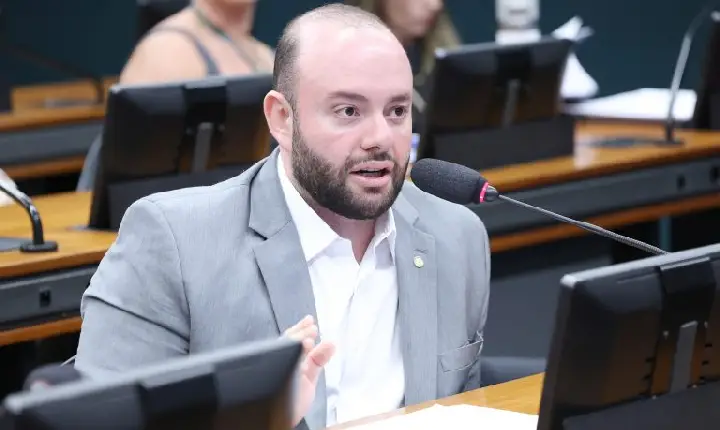 Projeto obriga hotéis a verificar idade de crianças e adolescentes