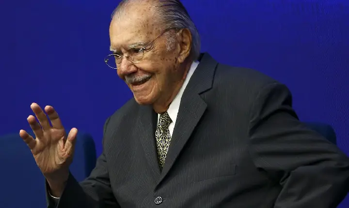Sarney é internado no Sírio-Libanês para tratar pneumonia