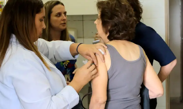 SUS amplia cobertura da vacina Pneumo 20 para maiores de 85 anos