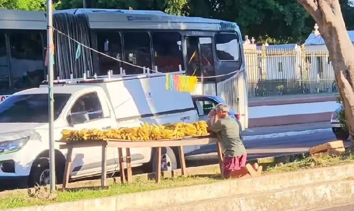 Vendedor de bananas faz oração antes de começar o trabalho e video de fé viraliza