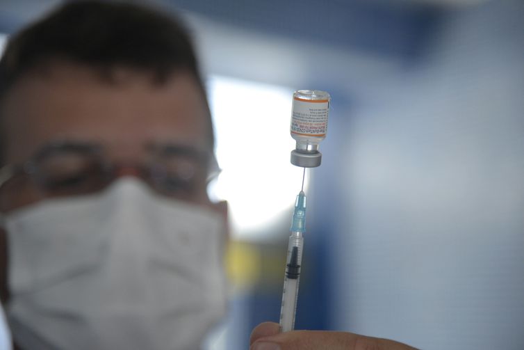 Brasil começa a aplicar vacina bivalente contra covid-19