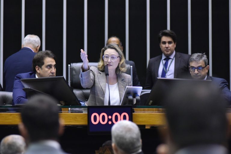 Câmara analisa projeto que concede proteção sumária à mulher a partir de denúncia; acompanhe