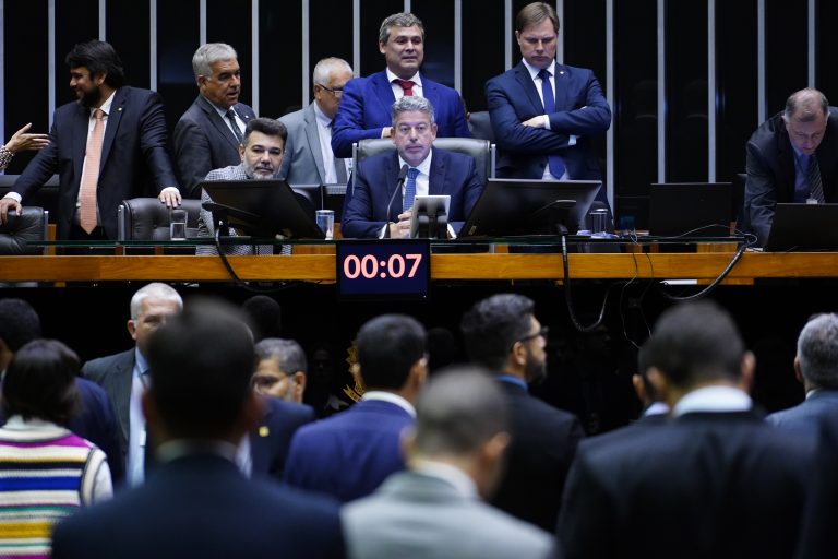 Câmara aprova projeto sobre direitos de deputadas federais gestantes; acompanhe