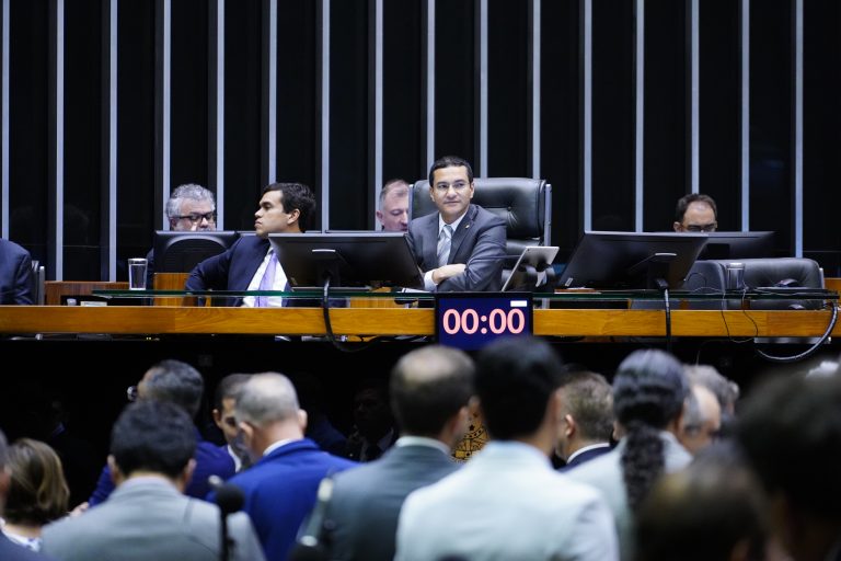Deputados aprovam urgência para mudanças na Lei Maria da Penha; acompanhe