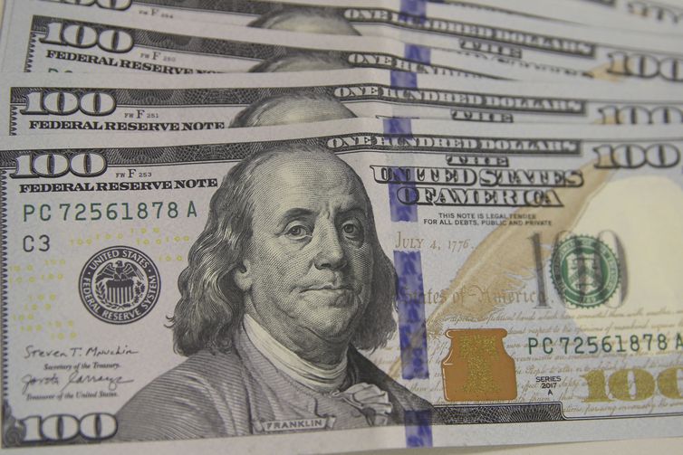 Dólar cai para R$ 5,24 após ajuda a bancos estrangeiros