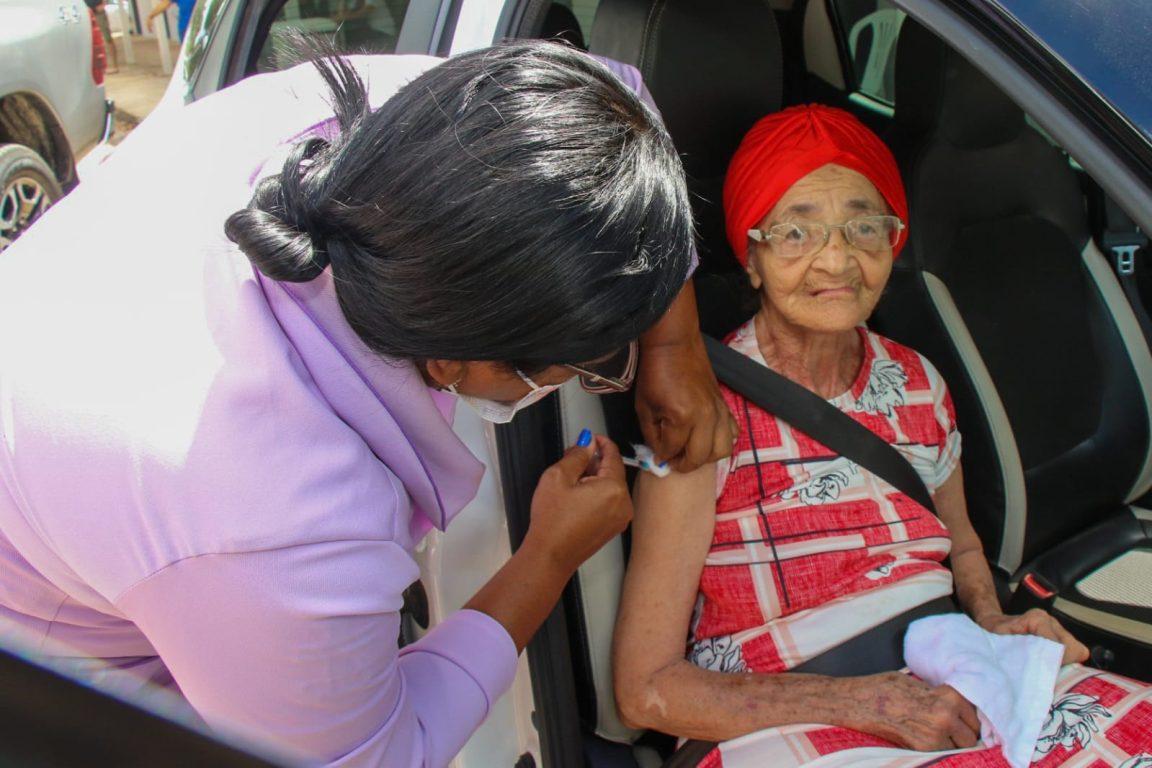 Drive thru realiza a aplicação da vacina bivalente contra a COVID-19 em Teixeira de Freitas