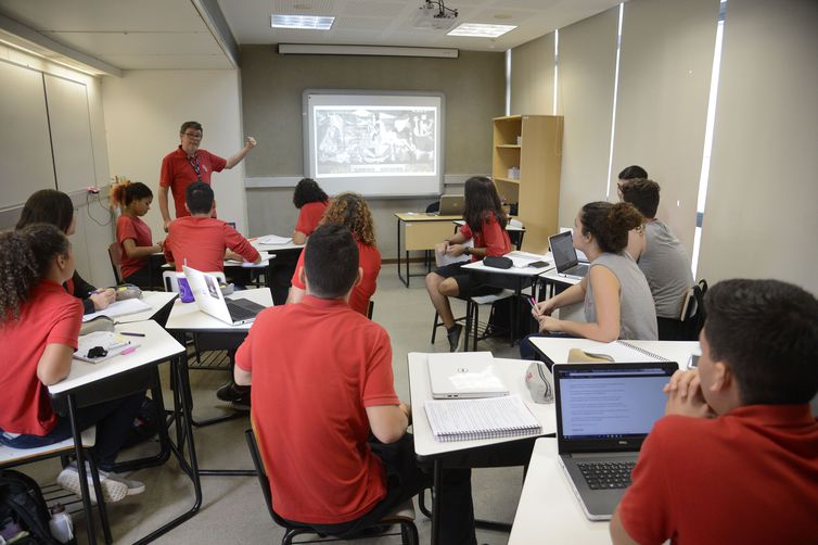 Especialistas pedem volta das diretrizes de 2012 do ensino médio