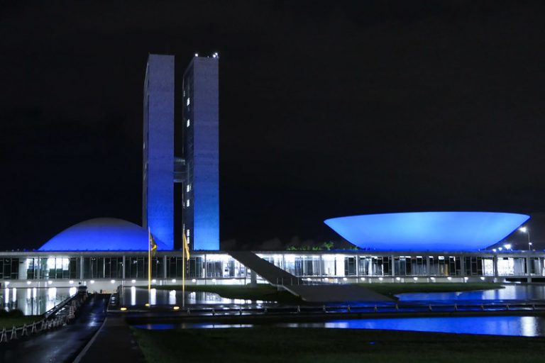 Iluminação azul integra ações da campanha nacional de conscientização do câncer colorretal