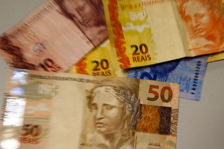 Nascidos em março e abril podem sacar abono a partir de quarta-feira
