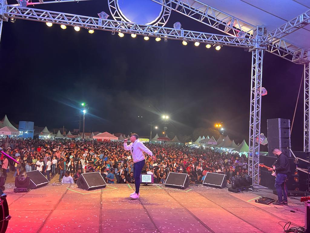 O cantor Mateus Lopes faz se apresentou e fez um grande show na Cidade de Ibirapuã levou um público de mais de 20 mil pessoas ao delírio .