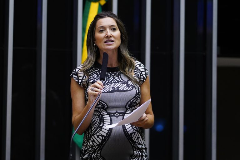 Proposta exige a disponibilização de legendas descritivas em meios de comunicação