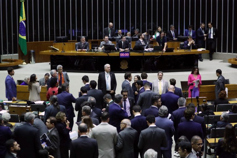 Câmara aprova urgência para acordo de serviços aéreos entre Brasil e Portugal; acompanhe