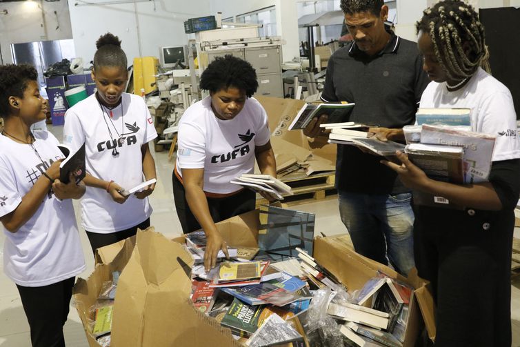 Central Única das Favelas distribui livros a bibliotecas comunitárias 