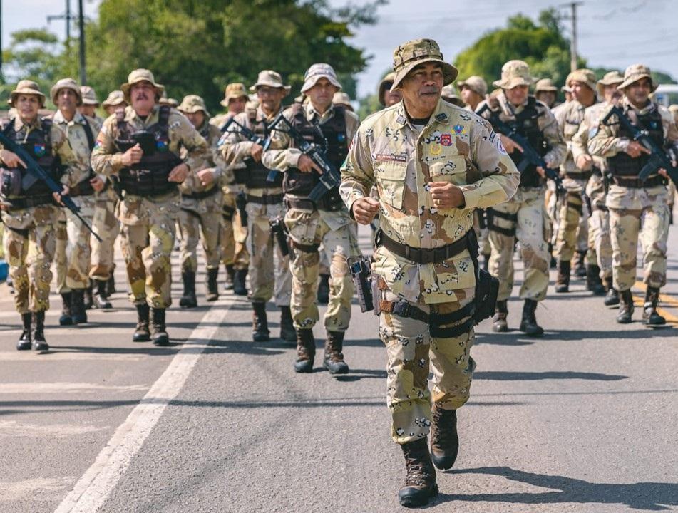 Comandante da CAEMA, Major Anilton, condecorado com Medalha Alferes Tiradentes