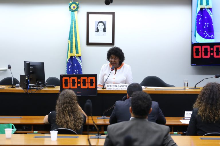 Comunicadores defendem restruturação da Rádio MEC, a mais antiga do País