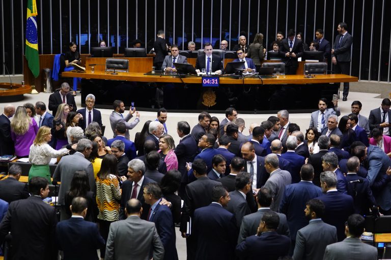 Congresso aprova crédito para pagamento do piso salarial da enfermagem; acompanhe