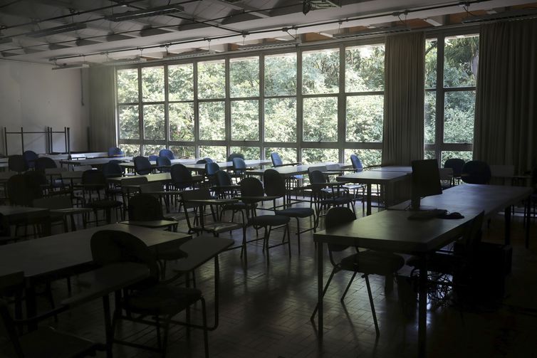 Fiscalização revela que 57% das salas de aulas do país são inadequadas