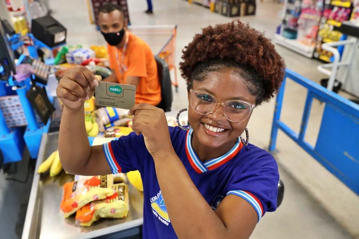 Governo entrega cartões do Programa Bolsa Presença para novos alunos