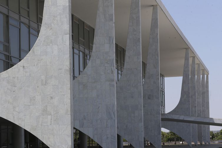Governo exclui EBC, Correios, Serpro e outras estatais de privatização
