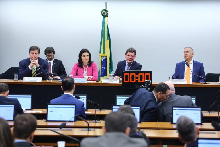 Grupo da Reforma Tributária ouve representantes de transportes nesta terça