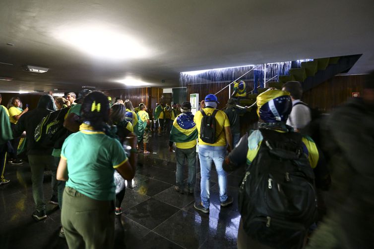 GSI divulga imagens do dia da invasão no Palácio do Planalto 