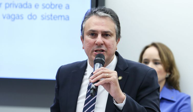 Ministro descarta prioridade para escolas cívico-militares 