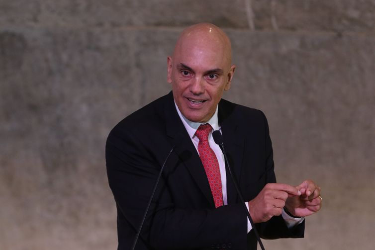 Moraes dá 48 horas para PF ouvir ex-ministro do GSI 